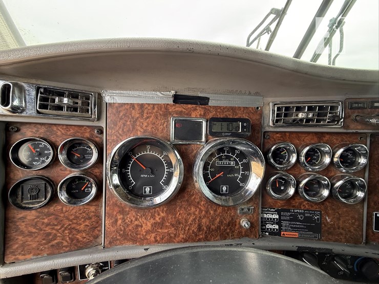 2005-kenworth-w900-image-37