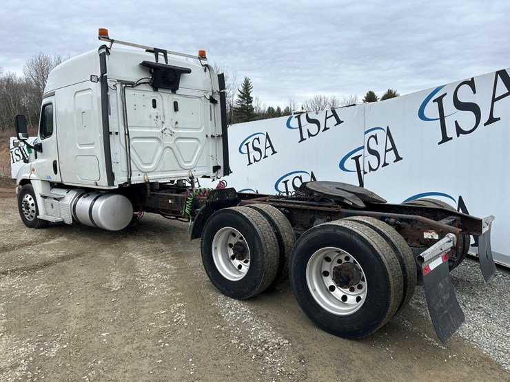 2017-massey-ferguson-8-image-3