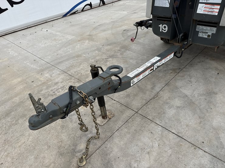 2015-massey-ferguson-8-image-10