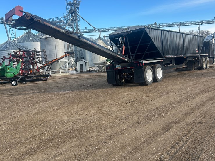 seller-#43.--2011-magnum-mfg.-40’-fertilizer-tender,-self-contained-power-pack-on-the-trailer.--don’t-need-wet-kit-to-run.-image-2