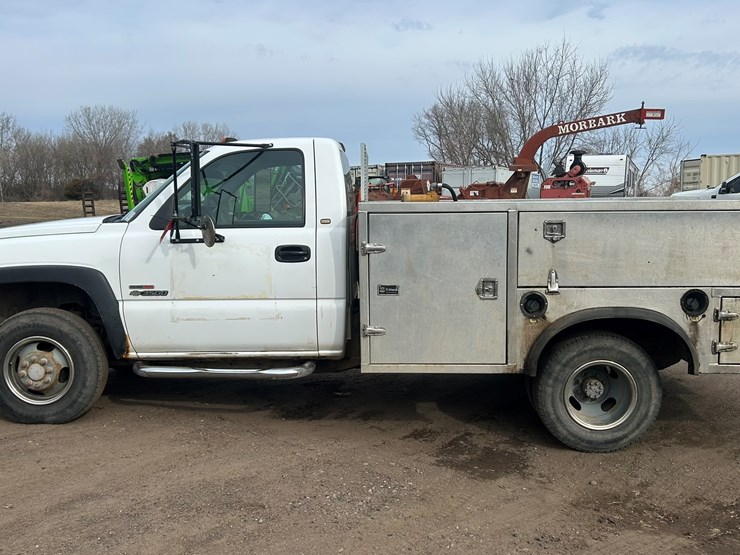 2004-chevrolet-3500-image-2