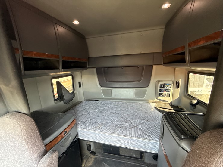 #2199-•-2020-international-a26-sleeper-cab-truck-tractor-image-74