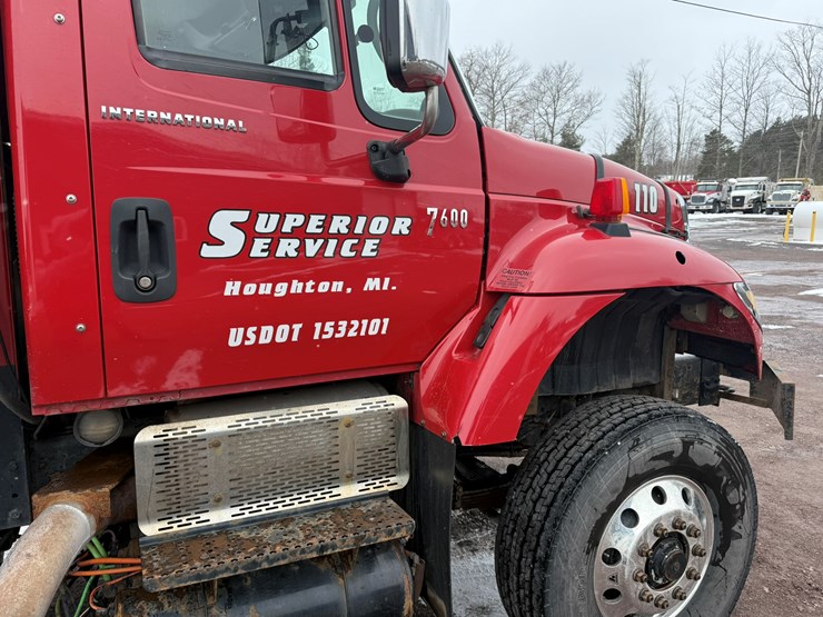 #1052-•-2007-international-7600sfa-tri-axle-dump-truck-image-19