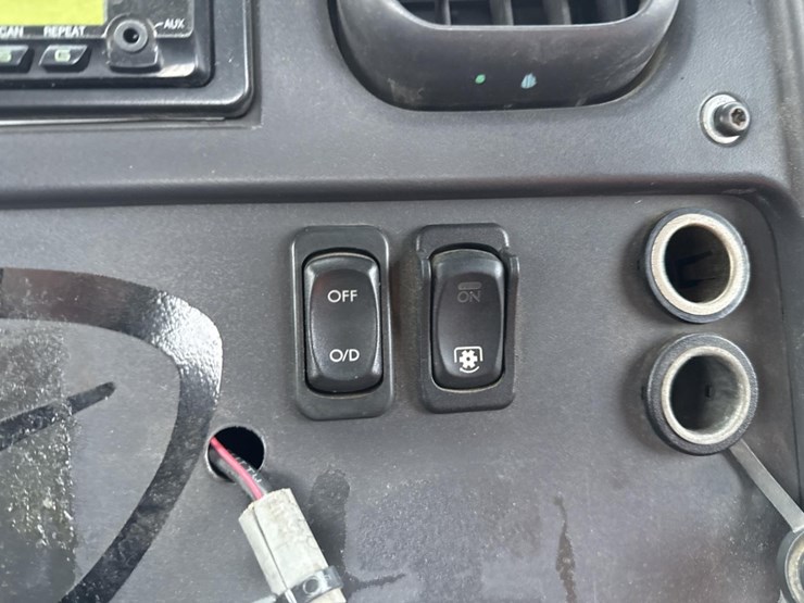 2016-massey-ferguson-8-image-40