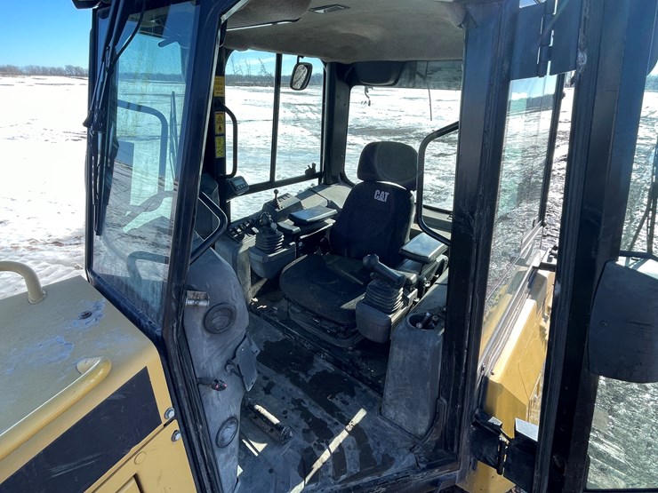 2011-caterpillar-d6k-image-24