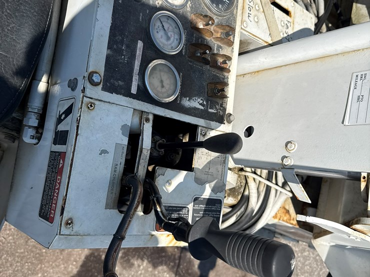 2002-freightliner-fl80-image-31