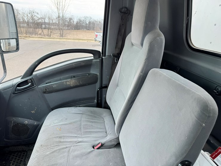 2019-isuzu-nrr-image-33