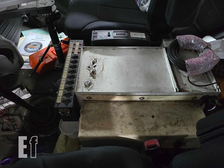 2012-freightliner-m2-106-image-28