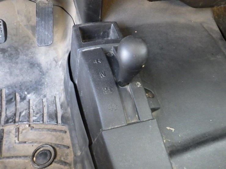 2017-chevrolet-2500hd-image-30