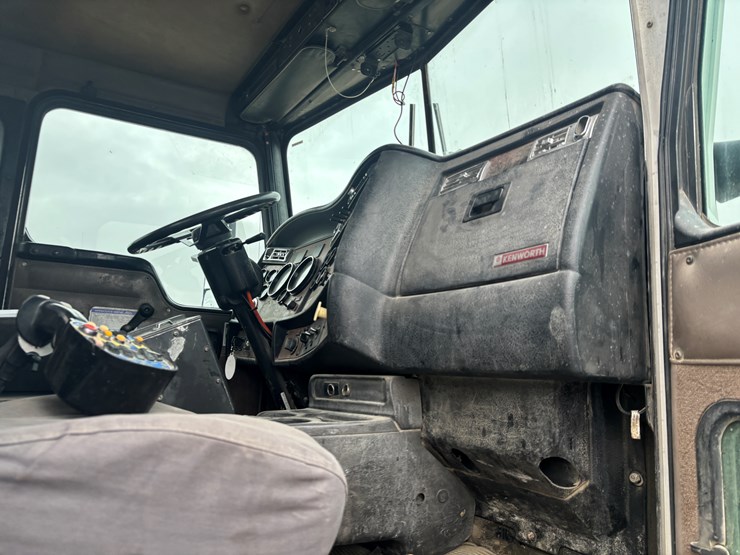 2004-kenworth-w900-image-47