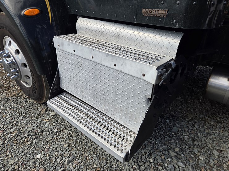 2013-peterbilt-337-image-19