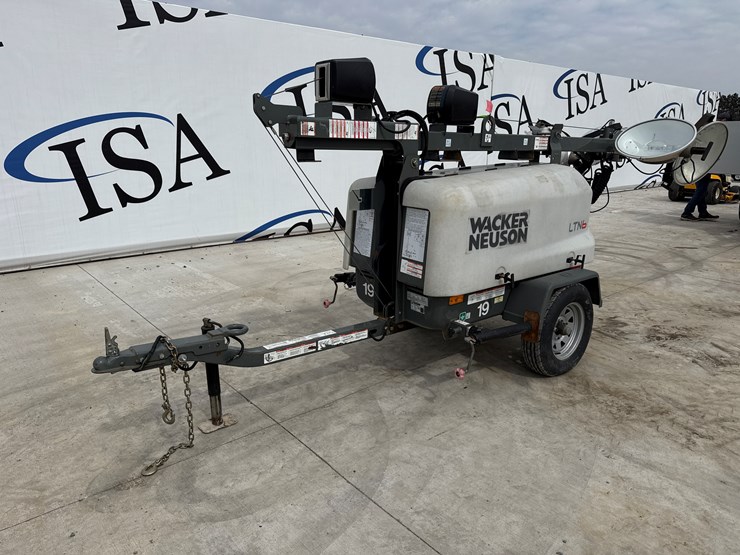 2015-massey-ferguson-8-image-1