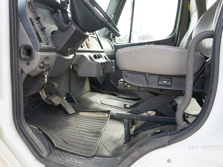 2023-freightliner-m2-106-image-10