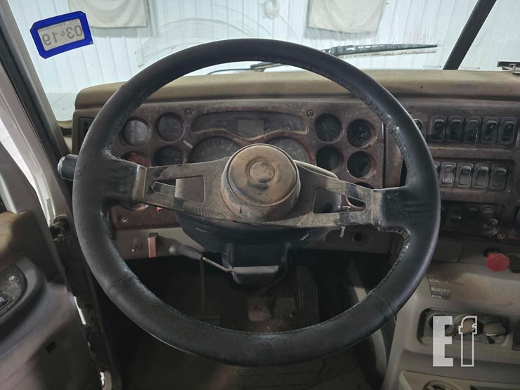 2004-mack-vision-cx613-image-10