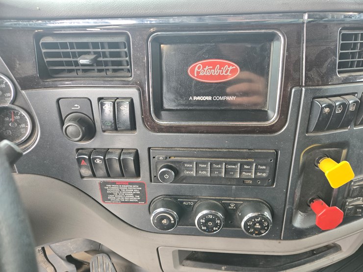 peterbilt-579-image-73