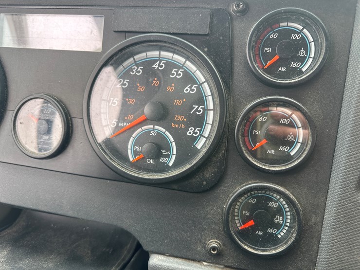 2017-massey-ferguson-8-image-34