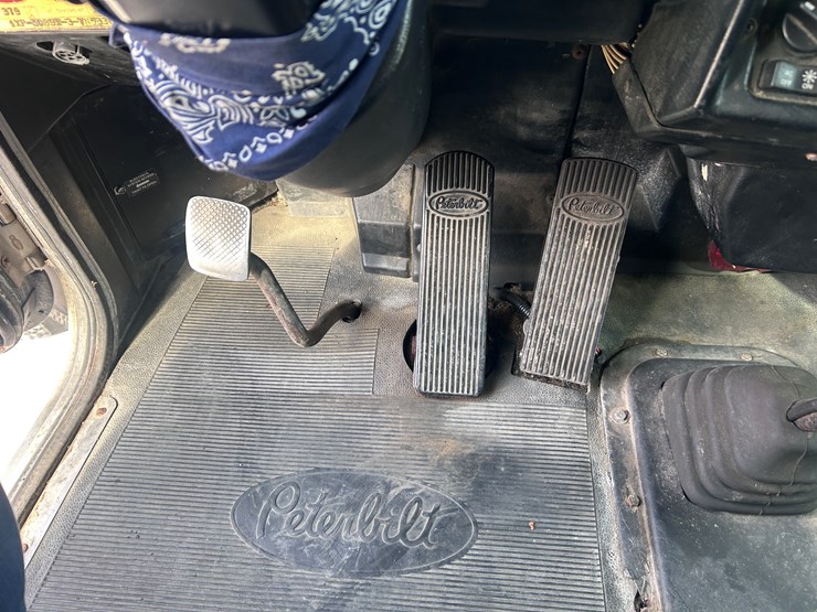 2000-peterbilt-379-image-54