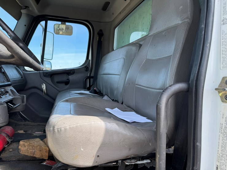 #2160-•-2006-freightliner-business-class-m2-box-truck-image-27