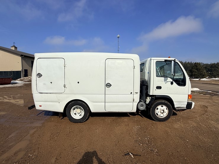 2004-isuzu-npr-image-4