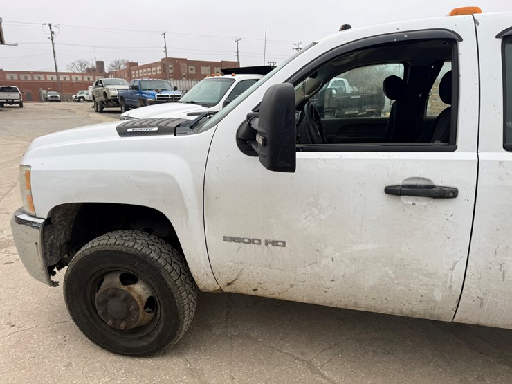 2012-chevrolet-3500-image-12