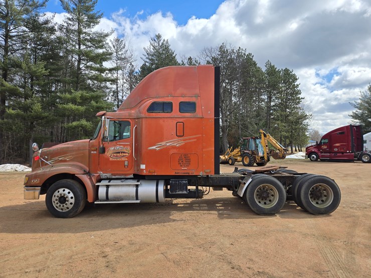 #1515-•-2005-international-9400i6x4-sleeper-cab-truck-tractor-image-2