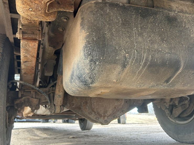 2004-chevrolet-3500-image-32