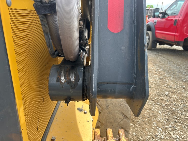 2020-deere-332g-image-24