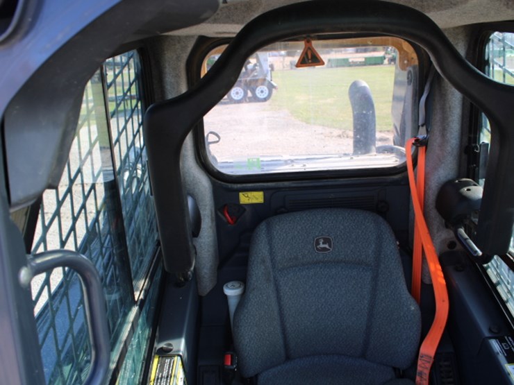 2022-john-deere-325-image-23