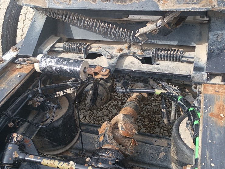 2012-massey-ferguson-8-image-28