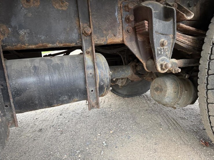 2003-peterbilt-330-image-43