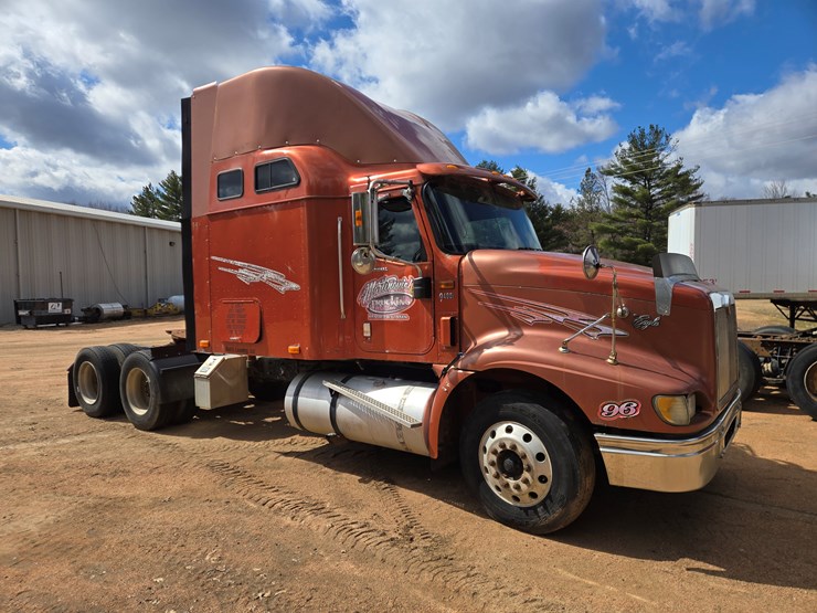 #1515-•-2005-international-9400i6x4-sleeper-cab-truck-tractor-image-6