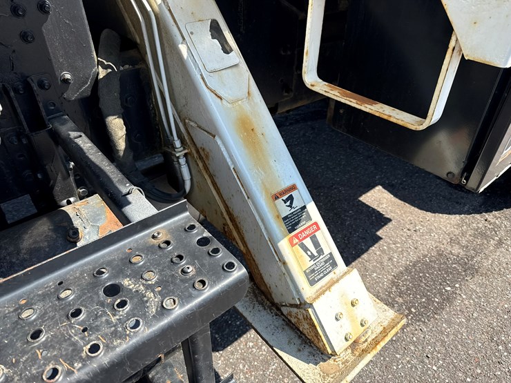 2002-freightliner-fl80-image-25