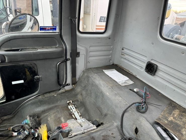 2005-gmc-t7500-image-30