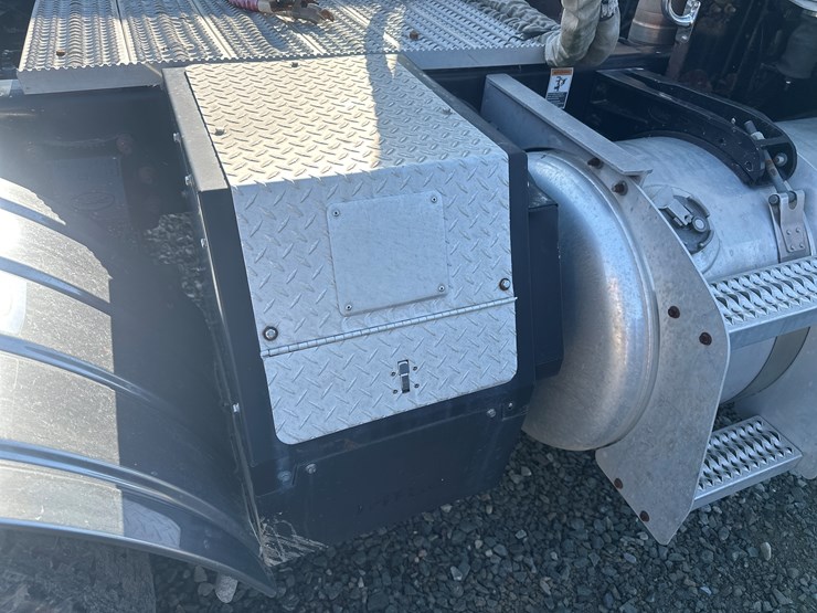 2013-peterbilt-365-image-23