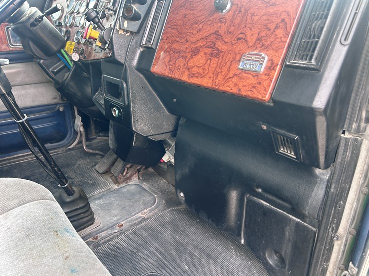 1999-peterbilt-379-image-59