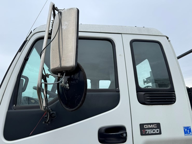 2005-gmc-t7500-image-9