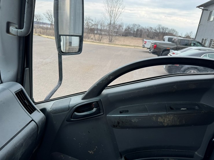 2019-isuzu-nrr-image-34