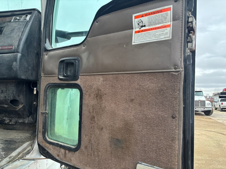 2004-kenworth-w900-image-48