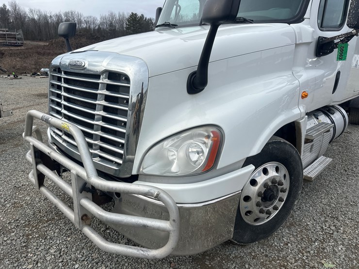 2017-massey-ferguson-8-image-9