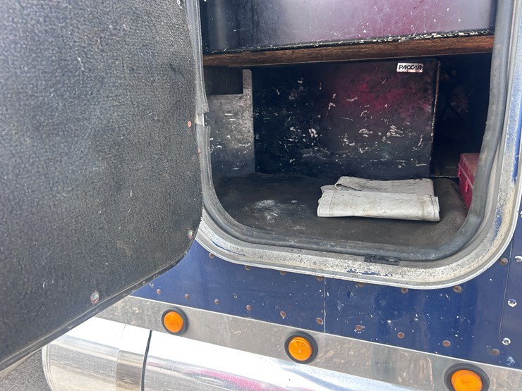 2000-peterbilt-379-image-40