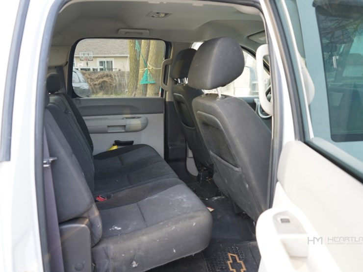 2011-chevrolet-3500hd-image-17