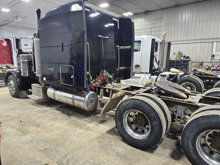 2005-peterbilt-379-image-3