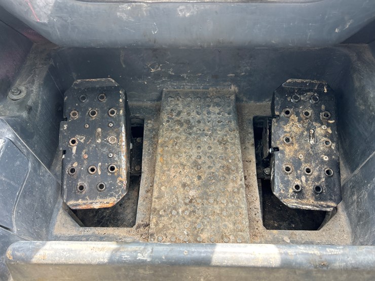 2020-deere-332g-image-44