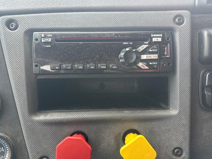 2017-massey-ferguson-8-image-38