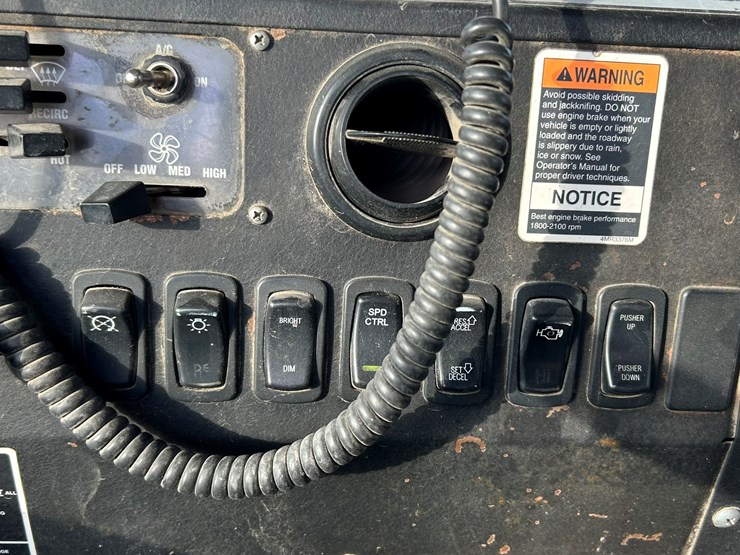 #2237-•-2006-mack-tri-axle-concrete-placement-truck-image-69