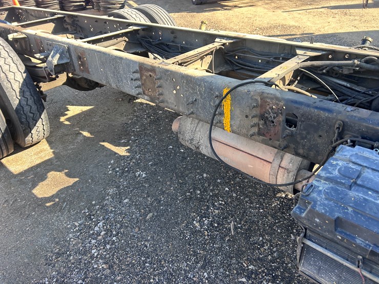 #1694-•-2004-isuzu-cab-and-chassis-image-24