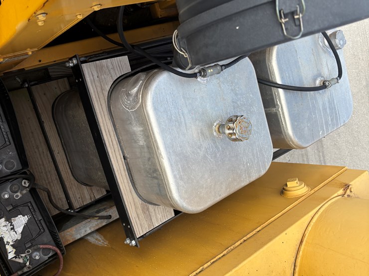 2005-gmc-t7500-image-49