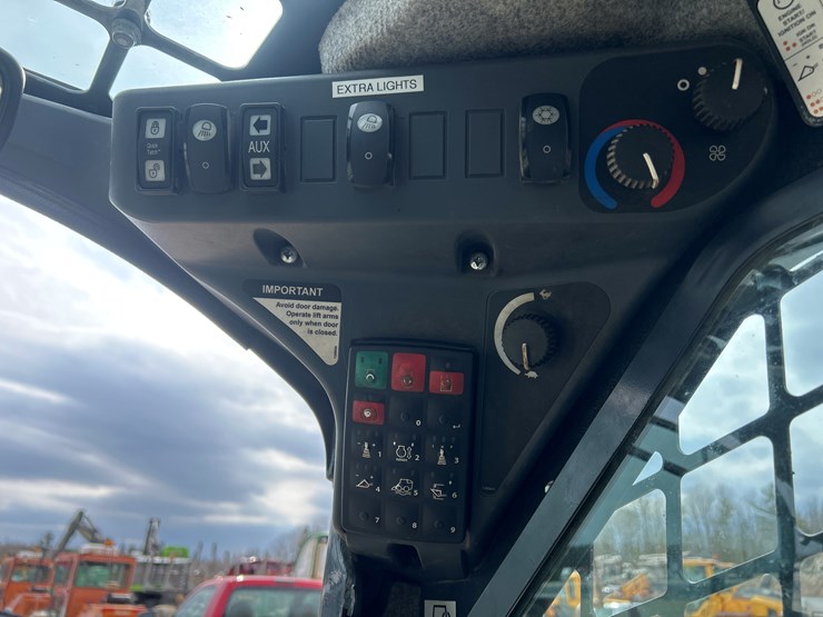 2020-deere-332g-image-45