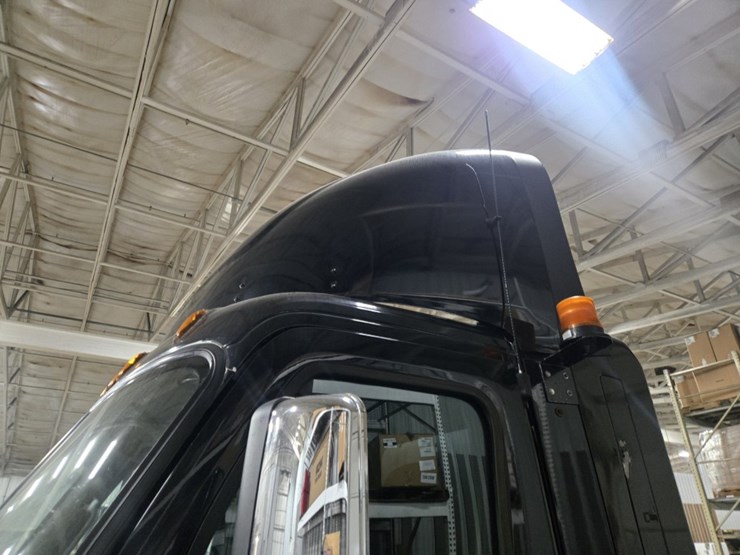 #2295-•-2016-freightliner-cascadia-day-cab-truck-tractor-image-10