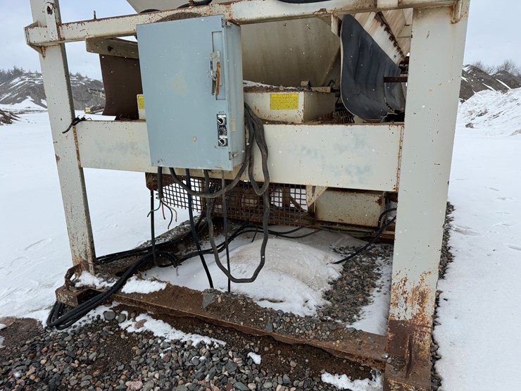 #2210-•-fabtek-14'x96"x128"-feeder-bin-image-32